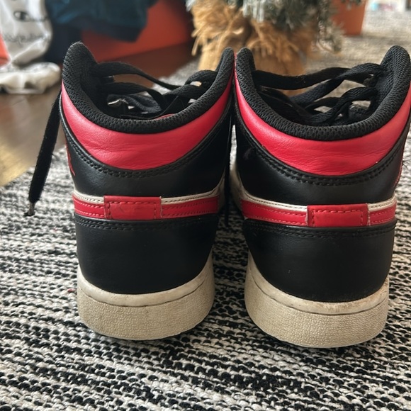 Jordan 1s red black & white size 4Y - Picture 4 of 6